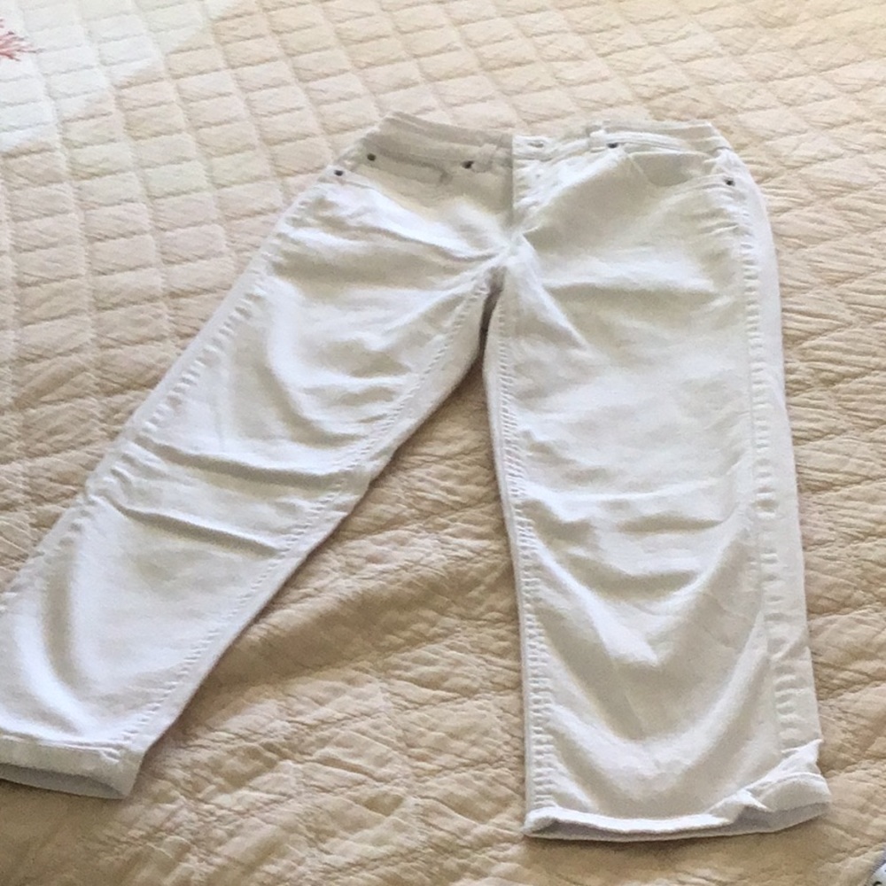 Like new Jones of New York Capris size 4